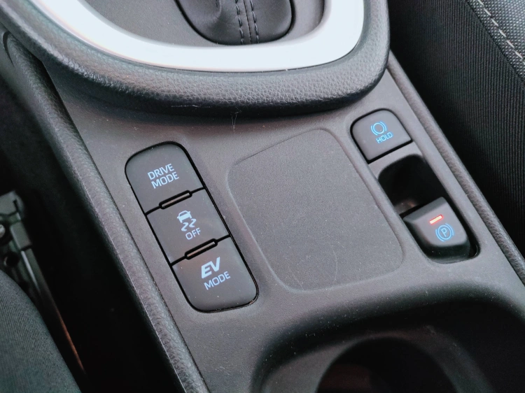 14 - Toyota Yaris Yaris 1.5h Trend