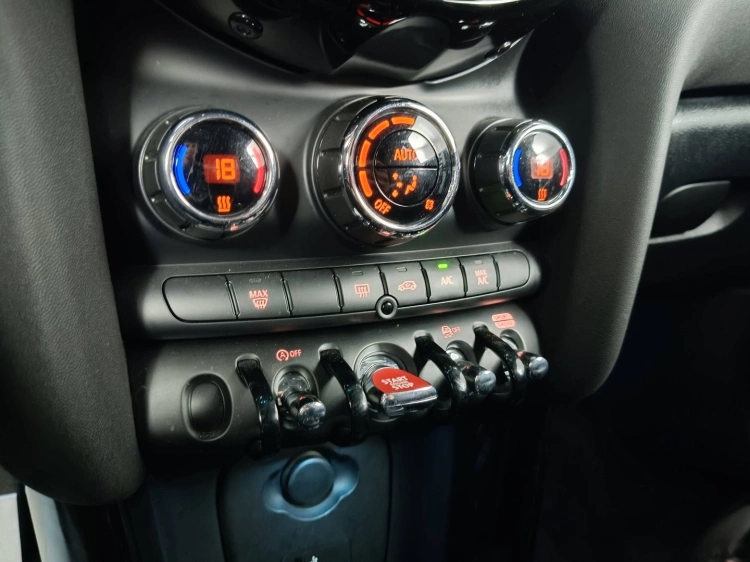 16 - MINI Cooper Mini 3p 1.5 Cooper Yours auto