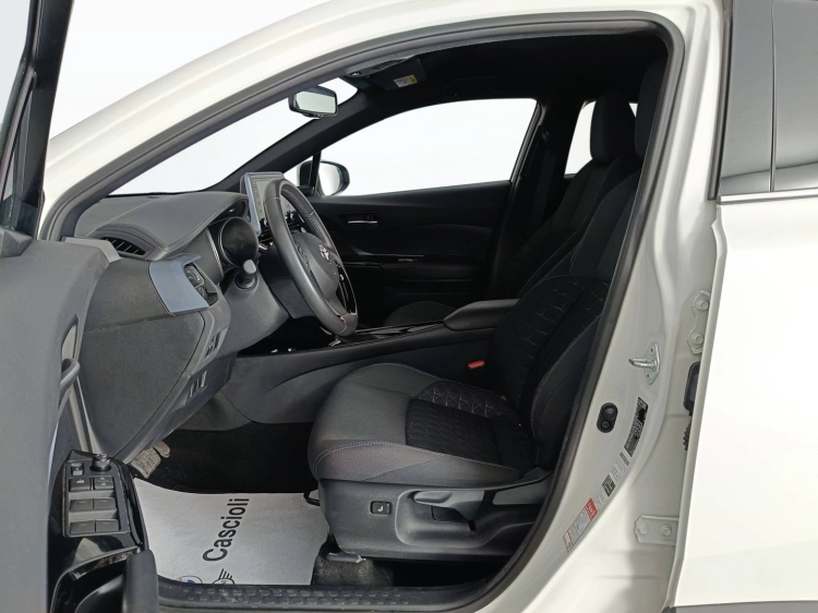 8 - Toyota C-HR TOYOTA C-HR 1.8 Hybrid E-CVT Trend