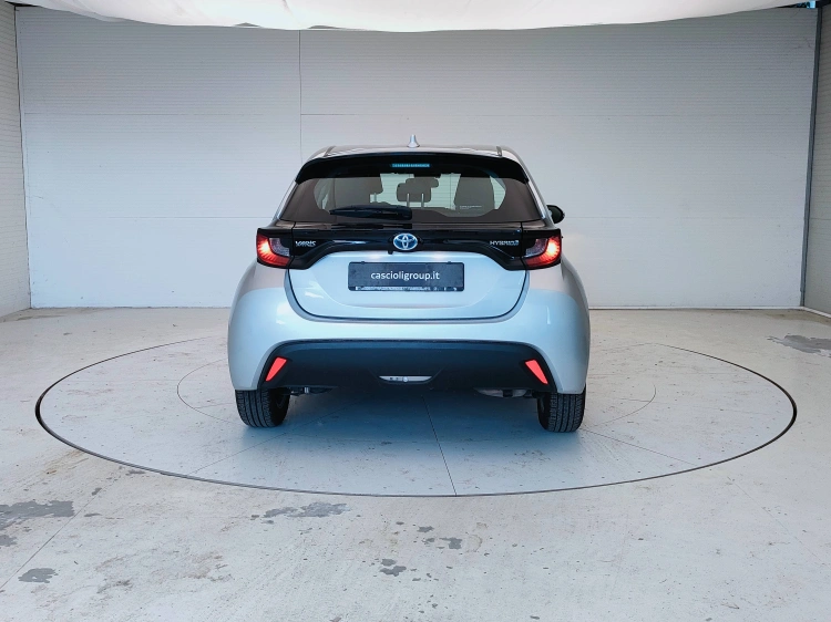 6 - Toyota Yaris Yaris 1.5h Active