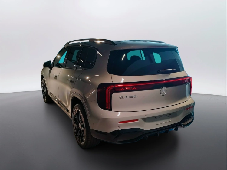 4 - Mercedes-Benz GLB 250+ con tecnologia EQ