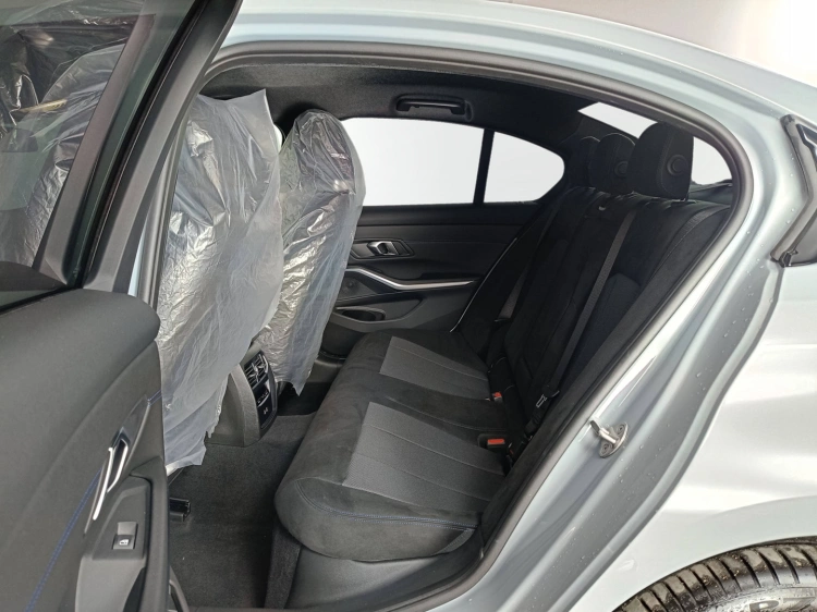 9 - BMW Serie 3 BMW 330e Berlina