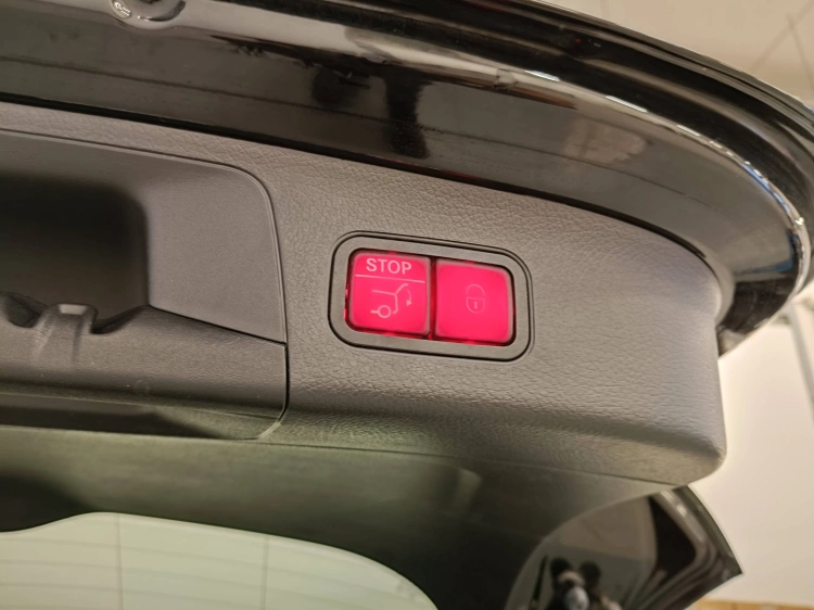 16 - Mercedes-Benz GLA 200 d Progressive Advanced Plus auto