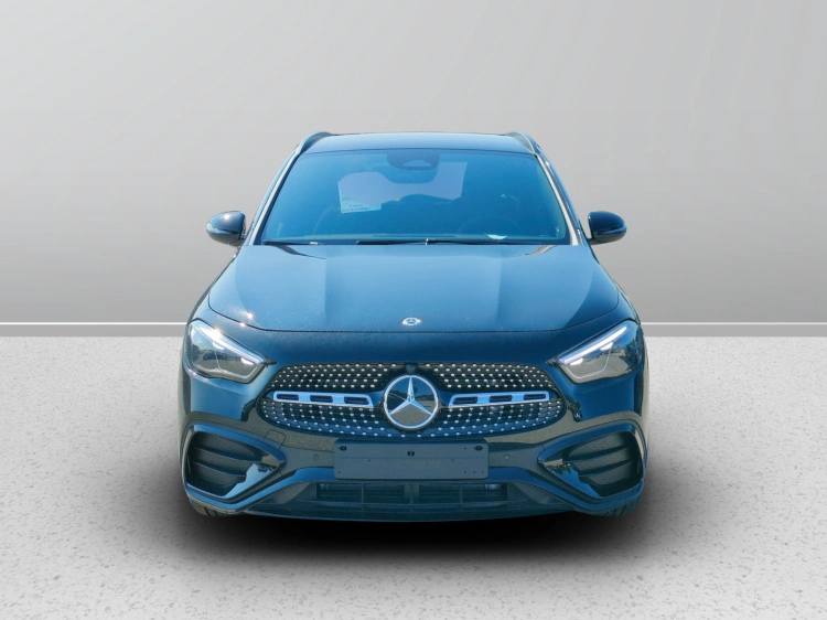 2 - Mercedes-Benz GLA 200 d automatic