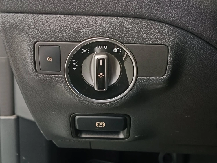 17 - Mercedes-Benz CLA 200 d Premium auto FL
