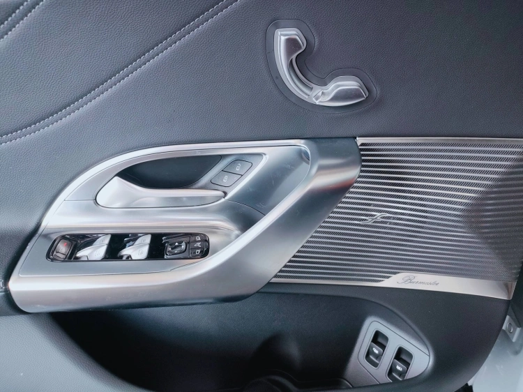 11 - Mercedes-Benz Classe C 400 4MATIC con tecnologia EQ