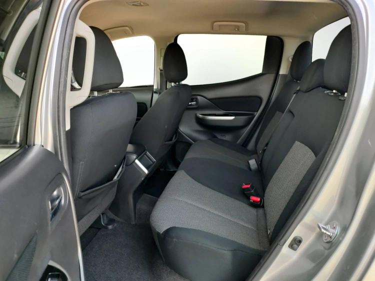 9 - Mitsubishi L200 L200 d.cab 2.3d Intense 4wd 150cv auto