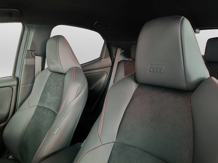 19 - Toyota Yaris YARIS 15H 130HP GRS MY25