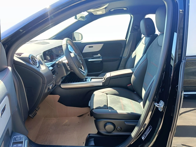 8 - Mercedes-Benz GLA 200 d Automatic 4MATIC