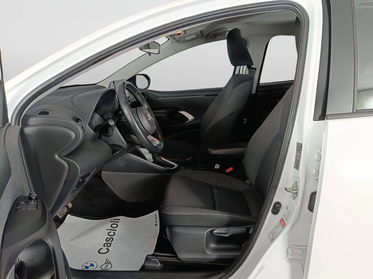 8 - Toyota Yaris Yaris 1.5h Active