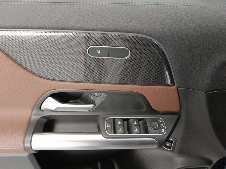 17 - Mercedes-Benz GLA 200 d Premium auto