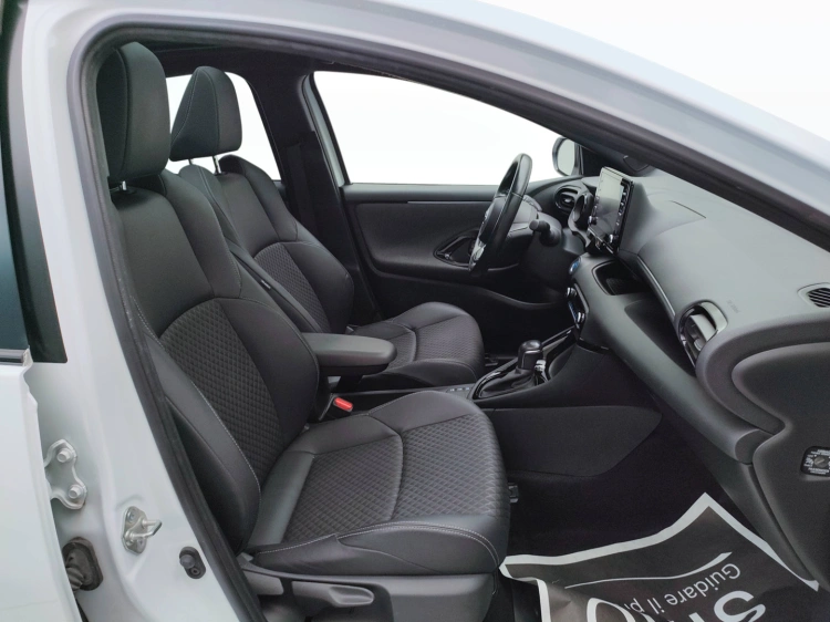 9 - Toyota Yaris Yaris 1.5h Lounge