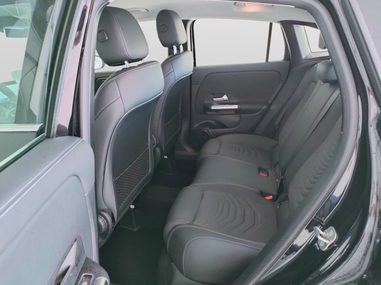 13 - Mercedes-Benz GLA 180 d Progressive Advanced auto