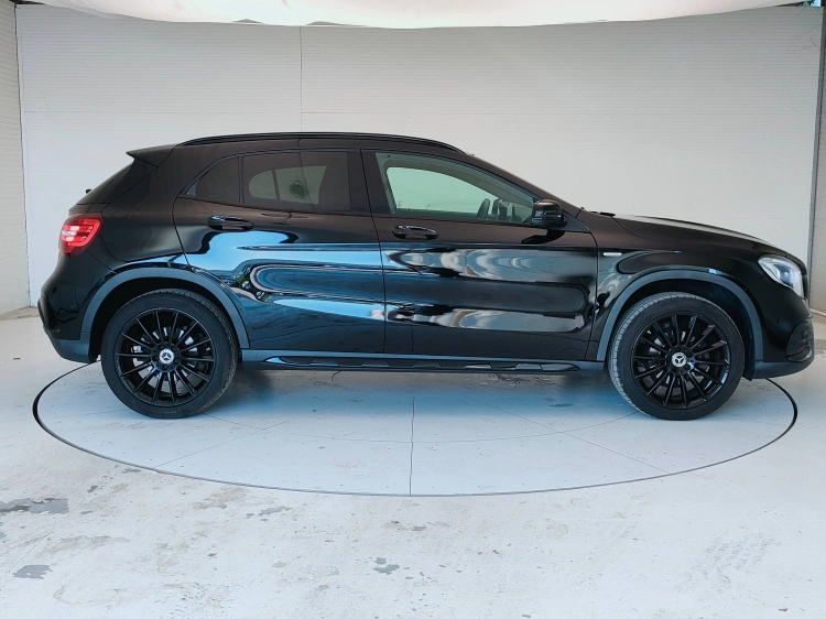 4 - Mercedes-Benz GLA 200 d Night Edition auto