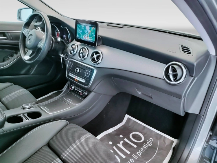 14 - Mercedes-Benz GLA 200 d Sport auto
