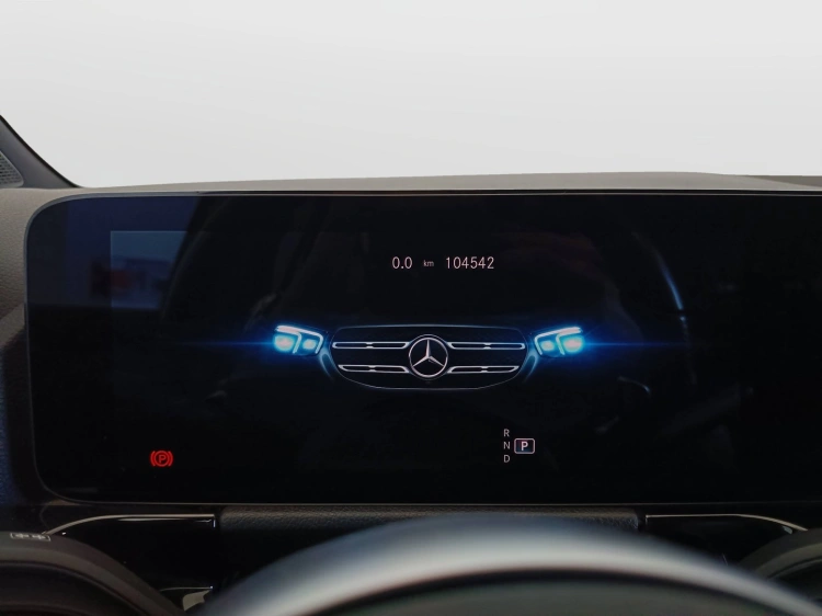 12 - Mercedes-Benz GLA 180 d Premium auto