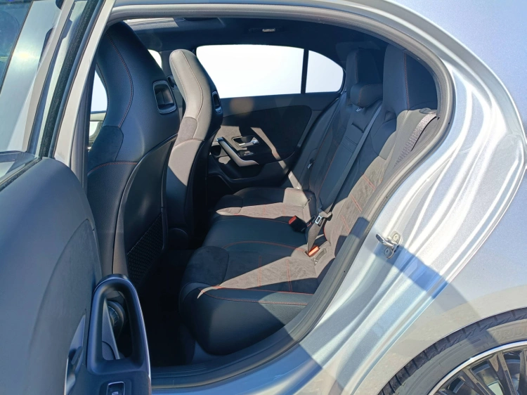9 - Mercedes-Benz Classe A 180 d Automatic
