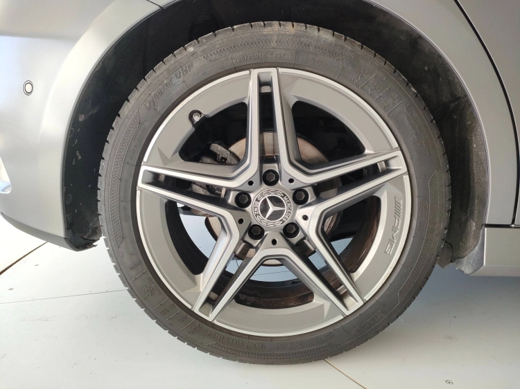 8 - Mercedes-Benz Classe A 200 d Premium auto