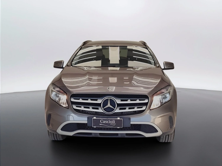 2 - Mercedes-Benz GLA 200 d Business auto
