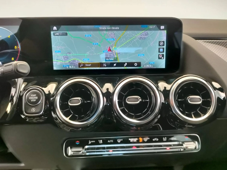 11 - Mercedes-Benz GLA 200 d Premium auto