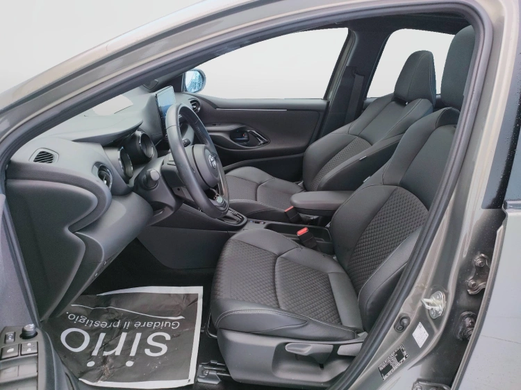 17 - Toyota Yaris Yaris 1.5h Lounge