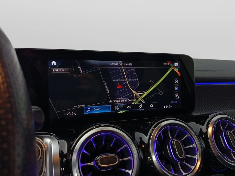 13 - Mercedes-Benz GLB 200 d Premium auto