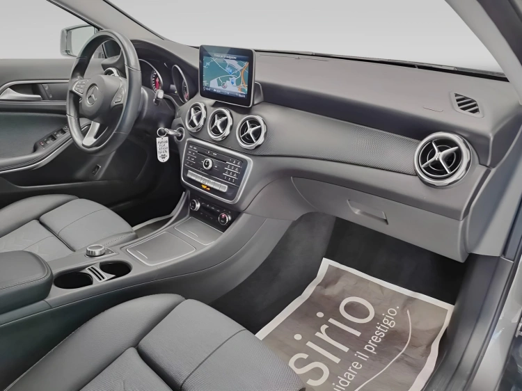 12 - Mercedes-Benz GLA 200 d Business auto