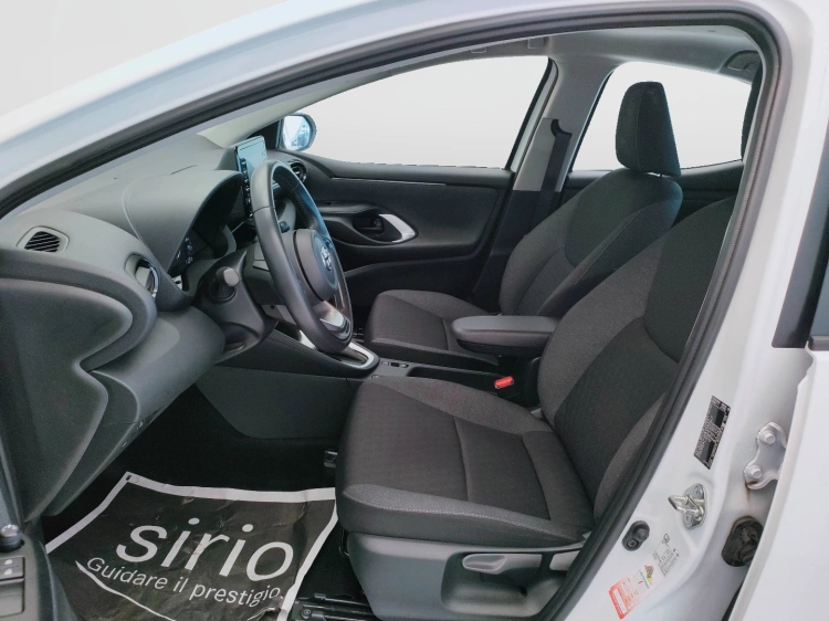 16 - Toyota Yaris Yaris 1.5h Business