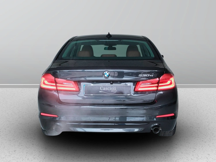 4 - BMW Serie 5 530e Sport auto