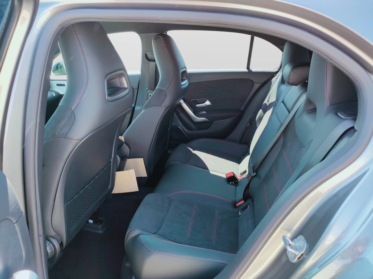 9 - Mercedes-Benz Classe A 180 d Automatic
