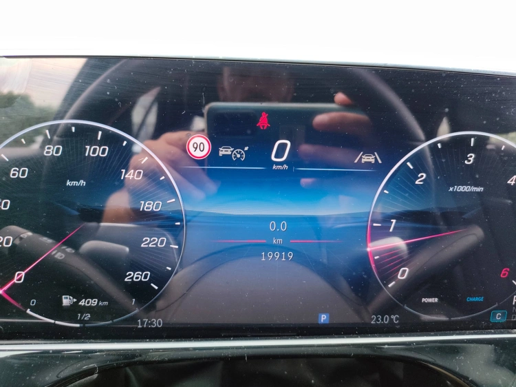 16 - Mercedes-Benz Classe E 220 d 4MATIC