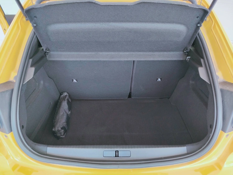 8 - Peugeot 208 208 1.2 puretech Active Pack s&s 75cv