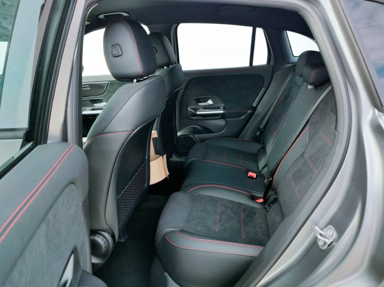 8 - Mercedes-Benz GLA 200 d automatic