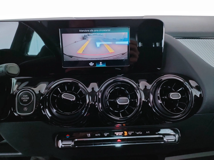 11 - Mercedes-Benz GLA 180 d Business auto