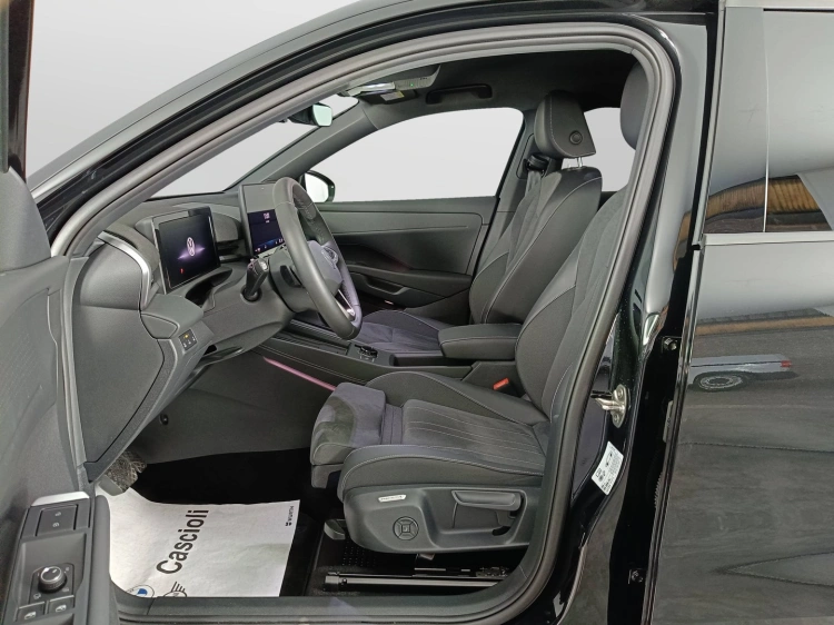 8 - Volkswagen T T-Roc 1.5 etsi Style 150cv dsg