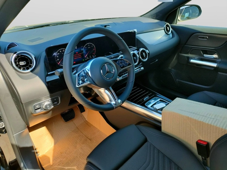10 - Mercedes-Benz GLA 180 Automatic