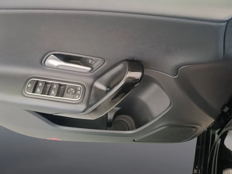 18 - Mercedes-Benz Classe A 180 d Sport Light auto