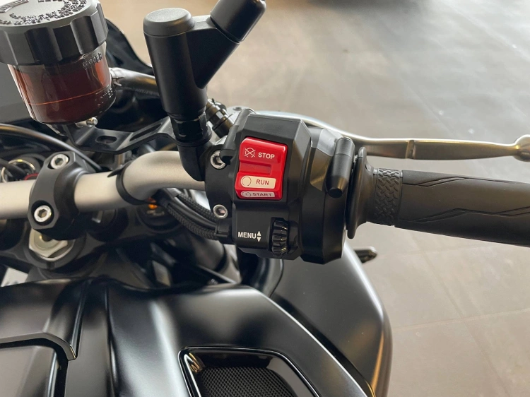 6 - Yamaha E1748 MT-10 1000 Abs my17