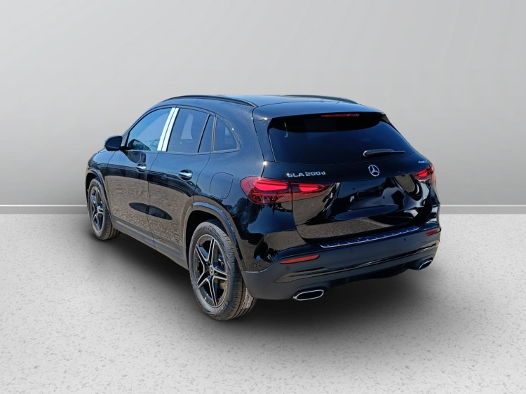 4 - Mercedes-Benz GLA 200 d Automatic 4MATIC