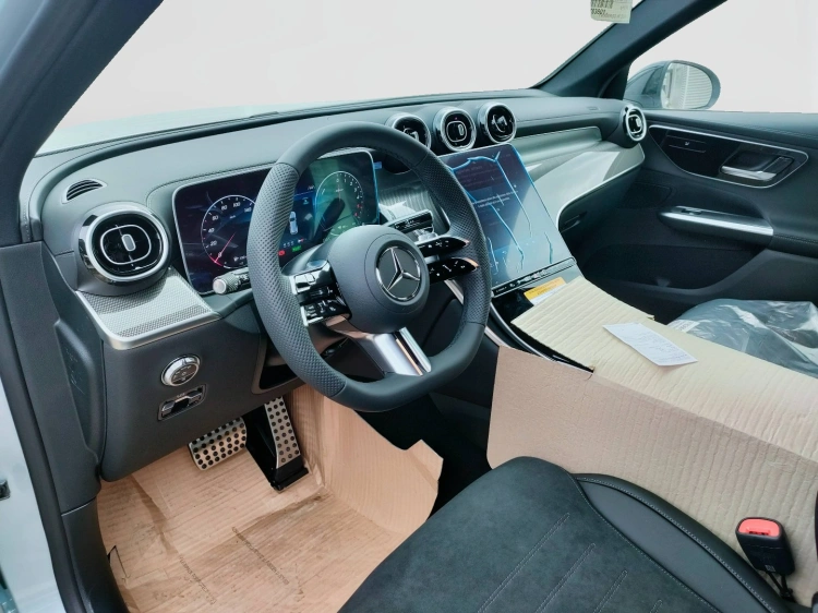 11 - Mercedes-Benz GLC 300 de 4MATIC