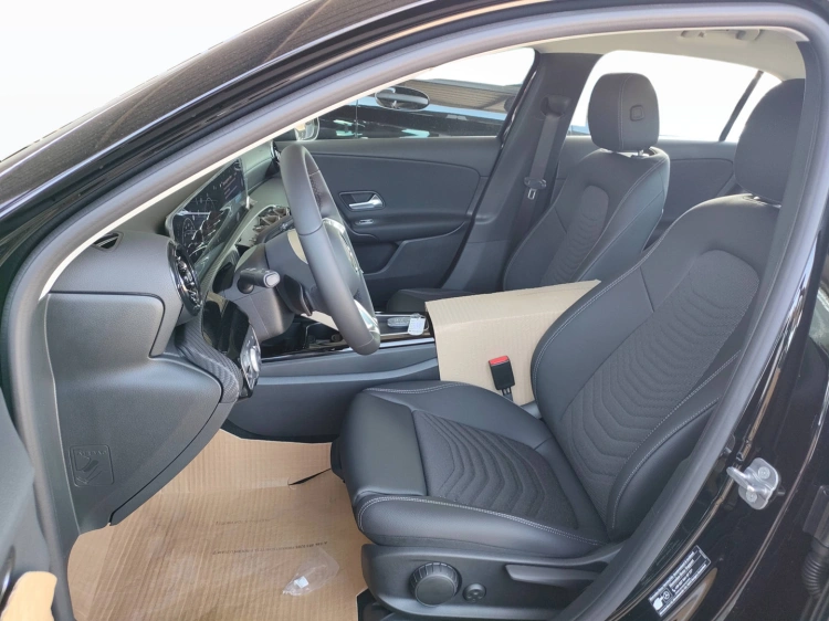 8 - Mercedes-Benz Classe A 180 d Automatic