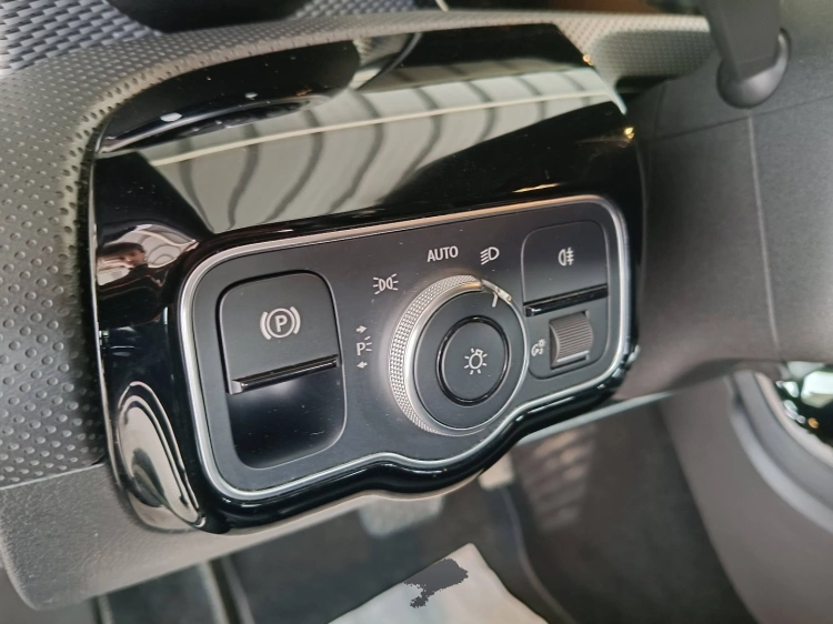 17 - Mercedes-Benz Classe A 180 d Sport auto