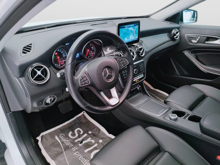18 - Mercedes-Benz GLA 200 d Night Edition 4matic auto