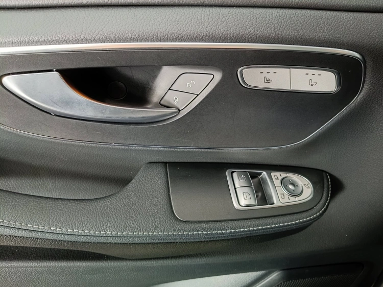 22 - Mercedes-Benz Classe V Extralong 300 d Premium 4matic auto