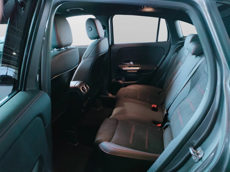 8 - Mercedes-Benz GLA 200 d automatic