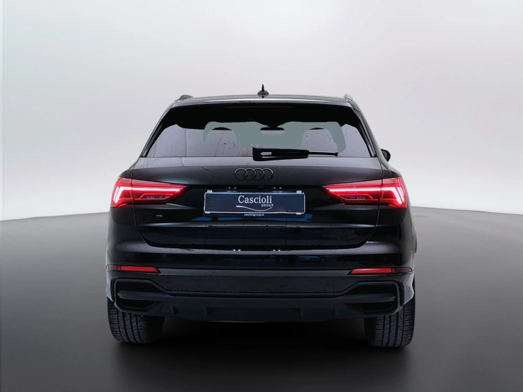 4 - Audi Q3 Q3 35 2.0 tdi Identity Black s-tronic