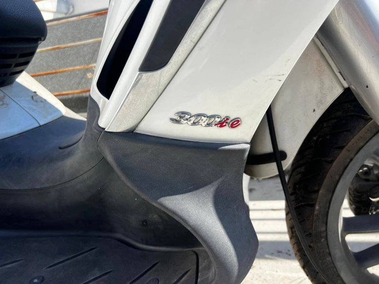 2 - Piaggio Beverly Beverly Tourer 300