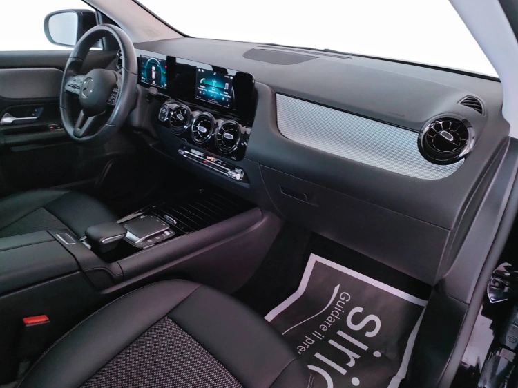 12 - Mercedes-Benz GLA 180 d Business auto