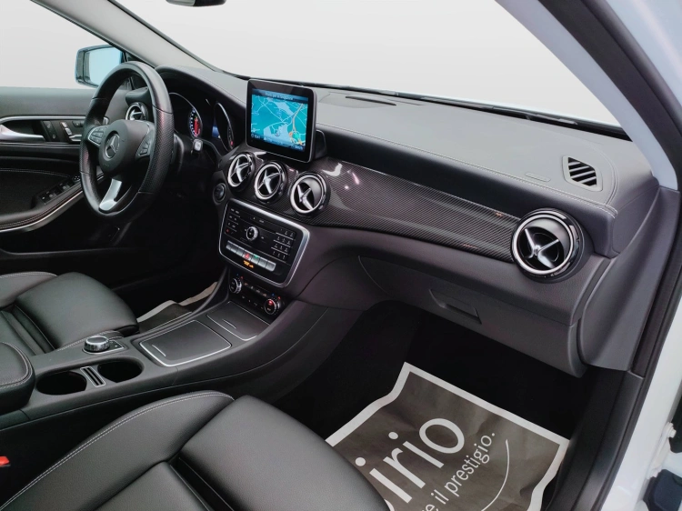 12 - Mercedes-Benz GLA 200 d Night Edition 4matic auto