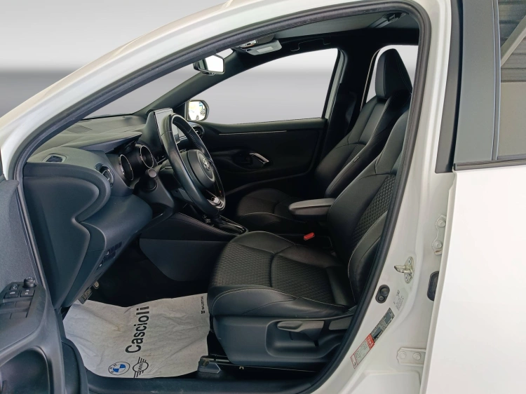 8 - Toyota Yaris Yaris 1.5h Lounge